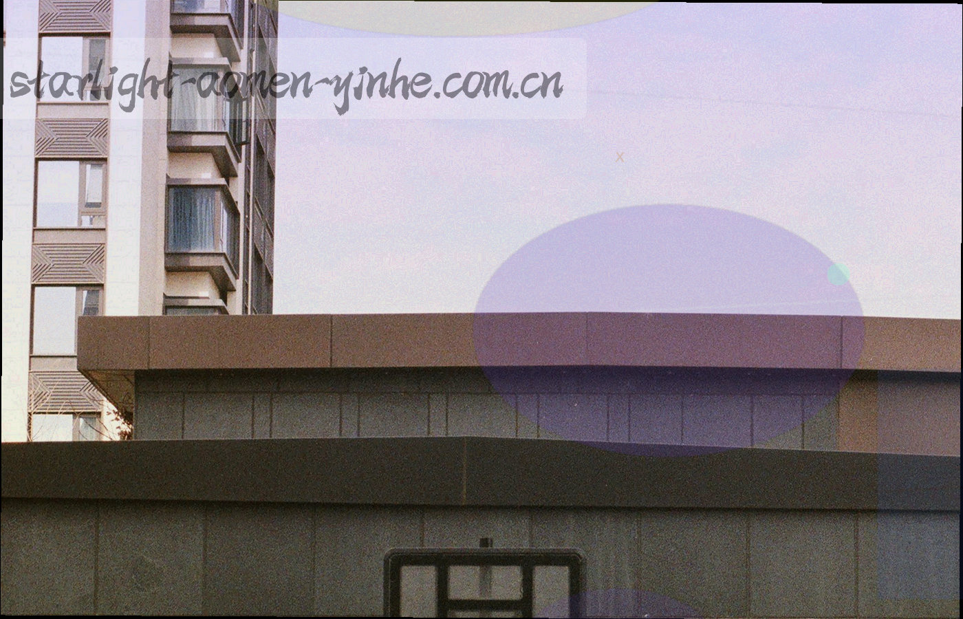 多块屏幕并列显示不同版本品牌站截图的深色工作台，无人物